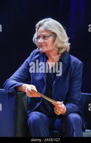 Francfort, Allemagne. 19 Oct, 2019. La journaliste allemande Annette Bruhns parle au Salon du livre de Francfort. La 71th Salon du livre de Francfort 2019 est le plus grand salon du livre avec plus de 7 500 exposants et plus de 285 000 visiteurs attendus. L'invité d'honneur pour le salon 2019 est la Norvège. (Photo de Michael Debets/Pacific Press) Credit : Pacific Press Agency/Alamy Live News Banque D'Images