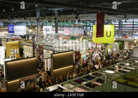 Francfort, Allemagne. 19 Oct, 2019. Vue sur certains des stands à la foire du livre de Francfort. La 71th Salon du livre de Francfort 2019 est le plus grand salon du livre avec plus de 7 500 exposants et plus de 285 000 visiteurs attendus. L'invité d'honneur pour le salon 2019 est la Norvège. (Photo de Michael Debets/Pacific Press) Credit : Pacific Press Agency/Alamy Live News Banque D'Images