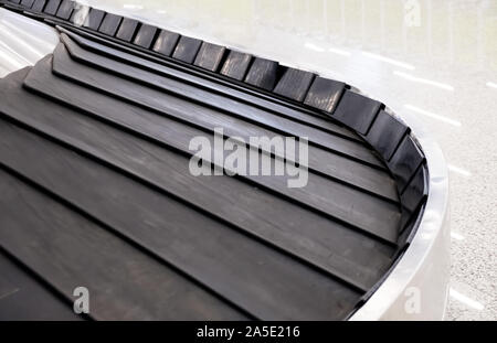 Convoyeur à bande dans des arrivées de l'aérogare pour voyageur , l' homme d'affaires ou voyageurs valise Banque D'Images