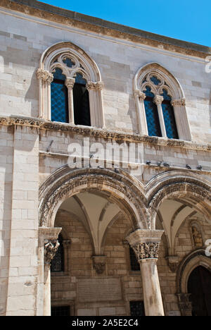 Façade extérieure du Palais du Recteur à Dubrovnik en Croatie. Le Palais du recteur est un palais dans la ville de Dubrovnik qui utilisé pour servir en tant que siège de la R Banque D'Images