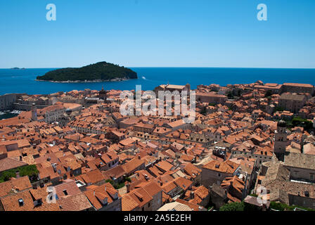 Vue sur les toits de la vieille ville de Dubrovnik et l'île de Lokrum. Dubrovnik est une ville croate sur l'Adriatique. C'est l'un des plus grands t Banque D'Images