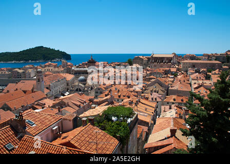 Vue sur les toits de la vieille ville. Dubrovnik est une ville croate sur l'Adriatique. C'est l'une des plus importantes destinations touristiques de Banque D'Images