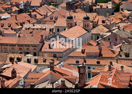 Vue sur les toits de la vieille ville. Dubrovnik est une ville croate sur l'Adriatique. C'est l'une des plus importantes destinations touristiques de Banque D'Images