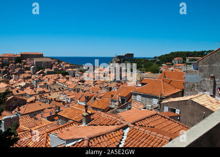Vue sur les toits de la vieille ville. Dubrovnik est une ville croate sur l'Adriatique. C'est l'une des plus importantes destinations touristiques de Banque D'Images