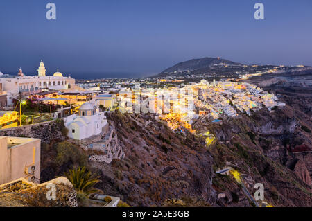 Vue depuis le bord du cratère Imerovigli le long de Fira à Santorin, Grèce. Banque D'Images