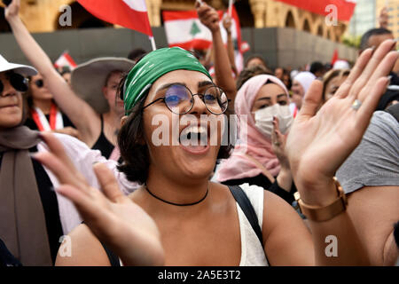 Fille libanaise united avec ses concitoyens au cours de manifestations anti-gouvernementales, le centre-ville, Beyrouth, Liban. 19 Octobre 2019 Banque D'Images