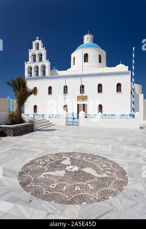 Vue sur la petite place avec l'église de Panagia à Oia, Santorin. Banque D'Images