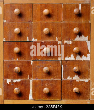 Milieux et de textures : très ancienne petite armoire en bois avec tiroirs Banque D'Images