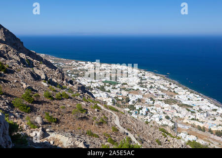 Vue depuis le milieu de l'Profitis Ilias à Kamari, Santorin. Banque D'Images