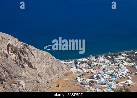 Vue depuis le milieu de l'Profitis Ilias à Perissa, Santorin. Banque D'Images