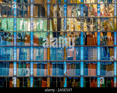 Close up of reflective extérieur d'un bâtiment de Blackfriars (aussi connu sous le nom de vase), London, UK. Banque D'Images