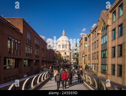 La Cathédrale St Paul et Millennium Bridge, London, UK. Banque D'Images