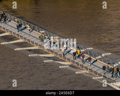 Vue aérienne de Millennium Bridge over River Thames, London, UK. Banque D'Images
