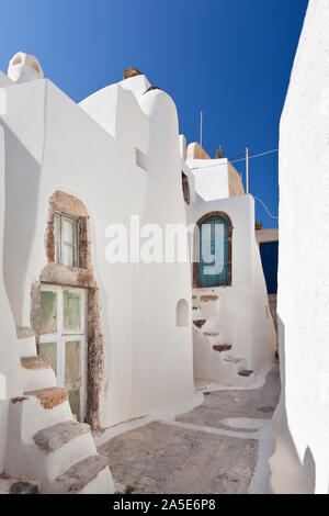 Le village d'Emborio à Santorin dispose de plusieurs rues uniquement accessible à pied et des maisons accessibles par un escalier étroit dans n'importe quel angle possible. Banque D'Images