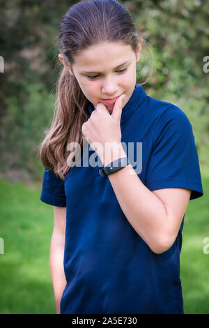 Une sportive teenage girl wearing a Philips Respironics Actiwatch, une recherche clinique montre de qualité pour l'insomnie, les études sur le sommeil et la surveillance de l'activité Banque D'Images