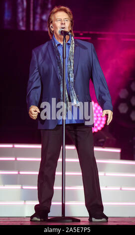 19 octobre 2019, Bade-Wurtemberg, Stuttgart : Singer Howard Carpendale fonctionne à l'chlagernacht des Jahres' dans la Hanns-Martin-Schleyer-Halle. Photo : Christoph Schmidt/dpa Banque D'Images