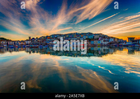 Le port de pêche de Brixham à pleine marée basse avec un ciel intéressant se reflétant dans les eaux calmes du Port Intérieur Banque D'Images