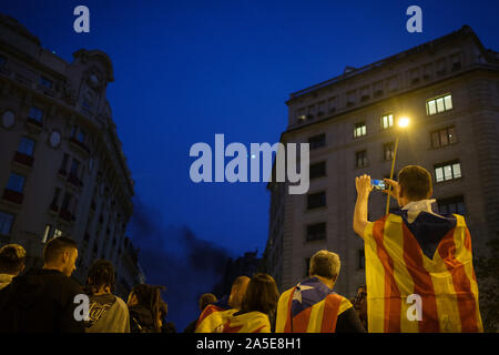 Observer et photographier les manifestants fire pendant les émeutes entre militants pro-indépendance et la police à Barcelone. Banque D'Images