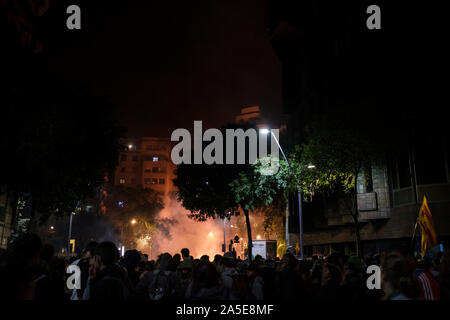 Incendie dans les rues de Barcelone pendant les émeutes entre militants pro-indépendance et la police le 18 octobre 2019. Banque D'Images