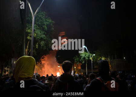Incendie dans les rues de Barcelone pendant les émeutes entre militants pro-indépendance et la police le 18 octobre 2019. Banque D'Images
