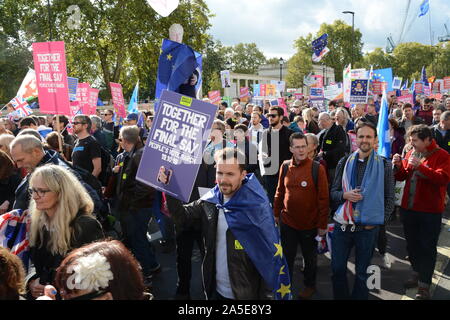 Le vote du peuple l'Brexit en mars centre de Londres sur le jour où le Parlement a tenu sa séance du samedi 19 octobre 2019, Banque D'Images