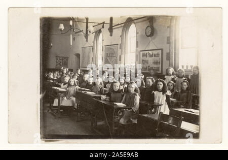 Début des années 1900, photo d'écoliers en classe, vers 1905, au Royaume-Uni, Banque D'Images