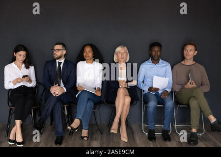 Affaires diverses a souligné grave s'asseoir sur des chaises en attente entrevue d'emploi Banque D'Images