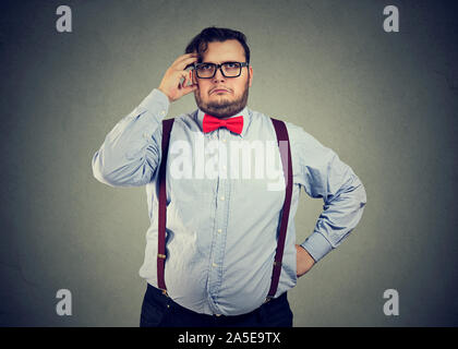 Portrait d'une pensée confuse chubby business man looking up Banque D'Images