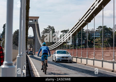 Bristol, Royaume-Uni, avril 2019 - voiture et un cycliste traversant le pont suspendu de Bristol, enjambant l'Avon Gorge Banque D'Images