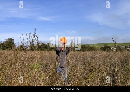 Worthing, Royaume-Uni. 20 Oct, 2019. Une femme porte sa pumpkin sur sa tête à l'autocueillette Pumpkin Center à Bramber près de Worthing West Sussex sur une belle journée d'automne ensoleillée . Crédit : Simon Dack/Alamy Live News Banque D'Images