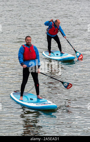 Bristol, Royaume-Uni, avril 2019 - Paddle boarders sur la rivière Avon Banque D'Images