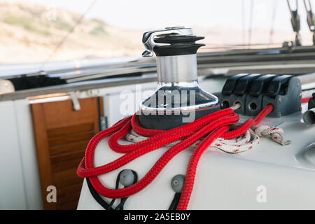 Équipement yacht à voile, sailbot avec treuil corde rouge photo en gros plan Banque D'Images