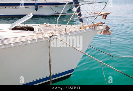 Yacht blanc avec des amarres et mouillage Banque D'Images