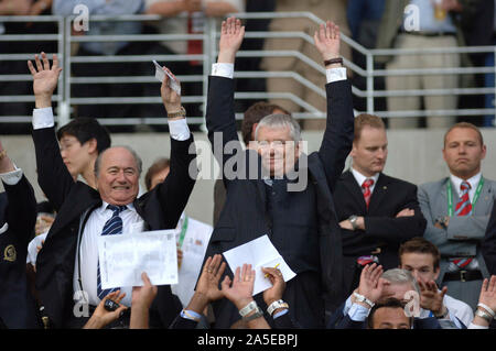 Stade FIFA Allemagne Francfort, 15.06.2005, football : Coupe des Confédérations match d'ouverture, l'Allemagne (GER, blanc) contre l'Australie (AUS, jaune) 4:3 ; le président de la FIFA Joseph Blatter "Sepp" (SUI, à gauche) et l'allemand de l'intérieur Otto Schily faire "La Ola" Banque D'Images