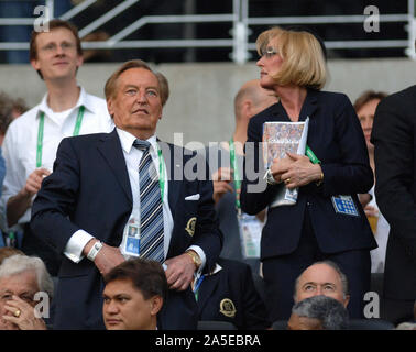 Stade FIFA Allemagne Francfort, 15.06.2005, football : Coupe des Confédérations match d'ouverture, l'Allemagne (GER, blanc) contre l'Australie (AUS, jaune) 4:3 ; Gerhard Mayer-Vorfelder (GER) président de l'Association allemande de football (DFB (Deutscher Fussball-Bund) (à gauche) et sa femme Banque D'Images