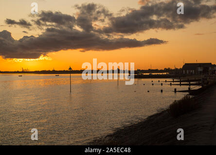 Coucher du soleil doré à Leigh On Sea, Essex Banque D'Images