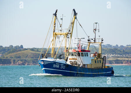 Un bateau de pêche dans l'avant-port de Brixham Port dans l'automne. Brixham est le foyer d'une grande flotte de pêche et marché aux poissons. Devon, Angleterre Royaume-uni GB Banque D'Images