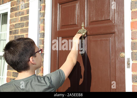 Frapper l'enfant sur porte avant, numéro 3, portant des lunettes, brown, porte de style géorgien, UK Banque D'Images