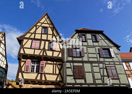 RIQUEWIHR, FRANCE, 13 Octobre 2019 : maison ancienne à colombages. Attraction touristique populaire pour son architecture historique, Riquewihr est aussi connu pour Banque D'Images