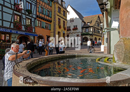 RIQUEWIHR, FRANCE, 13 Octobre 2019 : Le village est une attraction touristique populaire pour son architecture historique, et pour les grands vins produits dans Banque D'Images