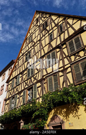 RIQUEWIHR, FRANCE, 13 Octobre 2019 : maison ancienne à colombages. Attraction touristique populaire pour son architecture historique, Riquewihr est aussi connu pour Banque D'Images