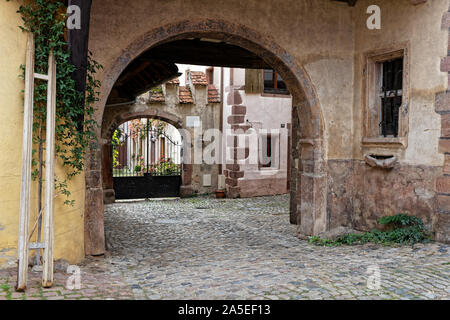 RIQUEWIHR, FRANCE, 13 Octobre 2019 : vieilles rues du village médiéval. Attraction touristique populaire pour son architecture historique, Riquewihr est al Banque D'Images