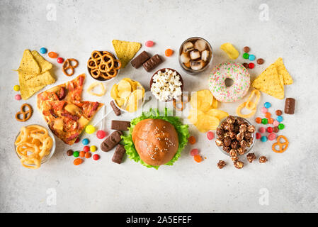 Ensemble d'aliments malsains sur blanc, vue du dessus, copiez l'espace. La mauvaise alimentation, la malbouffe ou plat collations concept. Banque D'Images