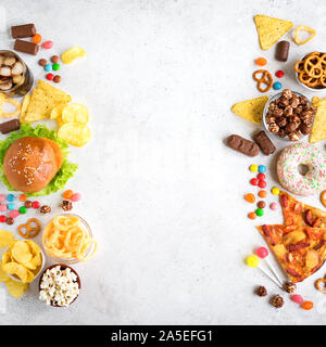 Ensemble d'aliments malsains sur blanc, vue du dessus, copiez l'espace. La mauvaise alimentation, la malbouffe ou plat collations concept. Banque D'Images