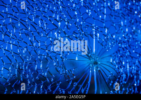 Vitre en verre craquelé bleu cloes-up création de cellules intéressants motifs abstraits. Conceptual image Banque D'Images
