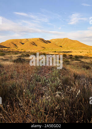 Vue du Cerro del Garbanzal et Limones hills au coucher du soleil dans le Parc Naturel Cabo de Gata-Níjar (Boca de Los Frailes, Nijar, Almeria, Andalousie, Espagne) Banque D'Images