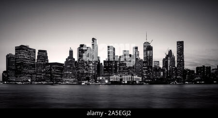 La ville de New York, Manhattan, vue de Brooklyn Bridge Park à la nuit, Banque D'Images