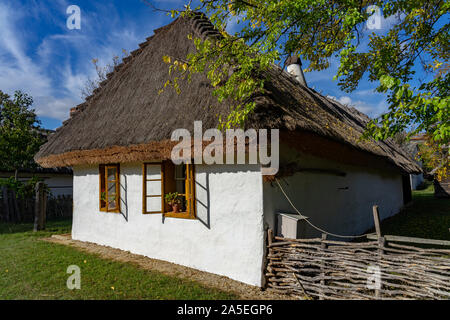 Historique vieux village hongrois avec toit en paille maison musée Banque D'Images