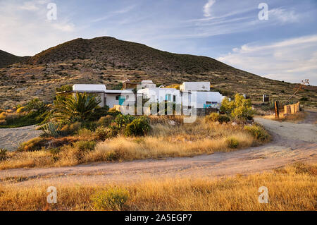 Coucher du soleil à Cortijo Los Limones, une habitation rurale traditionnelle dans le Parc Naturel Cabo de Gata-Níjar (Boca de Los Frailes, Nijar, Almeria, Andalousie, Espagne) Banque D'Images