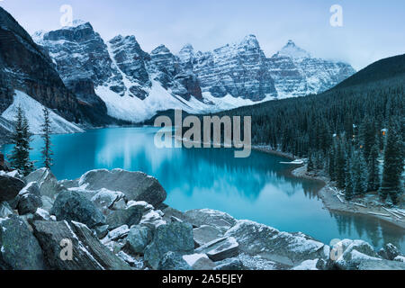 lac de montagne couvert d'hiver dans une atmosphère d'hiver. Belle photo d'arrière-plan Banque D'Images